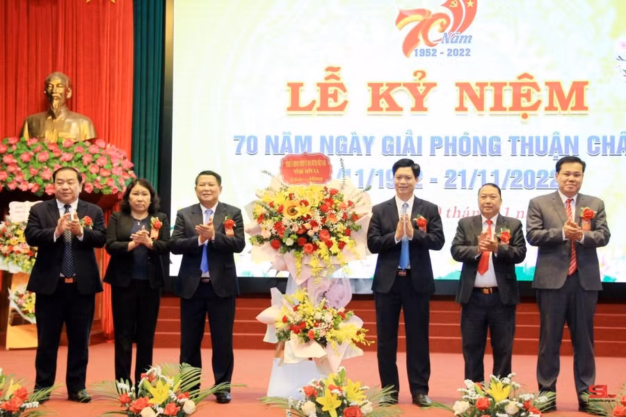 Lãnh đạo tỉnh tặng hoa chúc mừng huyện Thuận Châu..