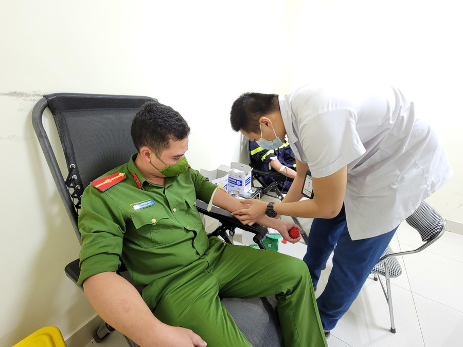 Quá trình Thiếu uý Lê Doãn Bảo hiến máu cứu người. Quá trình Thiếu uý Lê Doãn Bảo hiến máu cứu người.