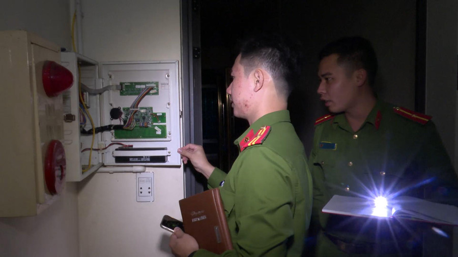 Lực lượng Công an kiểm tra công tác PCCC tại quán karaoke Tươi Tỉnh.