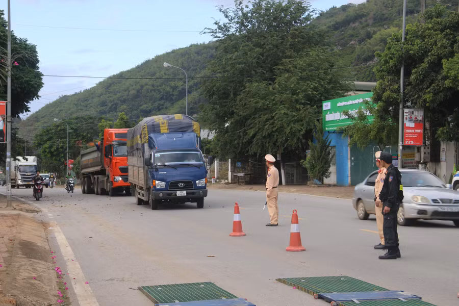 Kết thúc buổi tuyên truyền, lực lượng CSGT đã ra quân, xử lý xe vi phạm trên QL6.