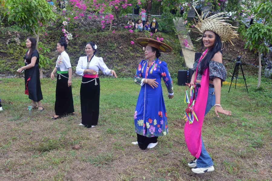 Thí sinh tham gia múa xoè cùng các nghệ nhân tại huyện Quỳnh Nhai.