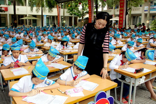 Cô Nguyễn Thị Minh Thịnh trực tiếp kiểm tra Ngày hội từ những nét chữ đầu tiên của học sinh Cô Nguyễn Thị Minh Thịnh trực tiếp kiểm tra Ngày hội từ những nét chữ đầu tiên của học sinh