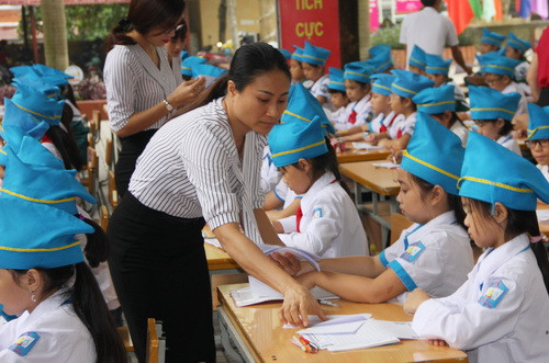 Cô giáo phát đề cho các em. Mỗi học sinh sẽ hoàn thành 2 bài viết trên giấy (mỗi bài 15 phút) chép một đoạn văn hoặc thơ theo yêu cầu của ban tổ chức: Bài 1 viết chữ theo kiểu chữ truyền thống chữ đứng, nét đều; Bài 2 bài viết theo kiểu chữ nghiêng nét thanh đậm hoặc trình bày kiểu chữ sáng tạo). Đồng thời mỗi em nộp một số vở viết hàng ngày theo yêu cầu của ban tổ chức. Cô giáo phát đề cho các em. Mỗi học sinh sẽ hoàn thành 2 bài viết trên giấy (mỗi bài 15 phút) chép một đoạn văn hoặc thơ theo yêu cầu của ban tổ chức: Bài 1 viết chữ theo kiểu chữ truyền thống chữ đứng, nét đều; Bài 2 bài viết theo kiểu chữ nghiêng nét thanh đậm hoặc trình bày kiểu chữ sáng tạo). Đồng thời mỗi em nộp một số vở viết hàng ngày theo yêu cầu của ban tổ chức.