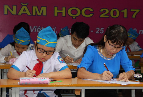 Nhà trường đã đặt ra mục tiêu là Ngày hội phải được tổ chức ngày hội theo yêu cầu đổi mới với hình thức nhẹ nhàng và phù hợp; đánh giá đúng thực chất của quá trình học tập và rèn luyện chữ viết của học sinh, giáo viên trong nhà trường. Tuyệt đối không để các hiện tượng đối phó phản sư phạm như: bắt học sinh sử dụng nhiều vở để rèn chữ, dành thời gian của các giờ học khác chỉ để luyện chữ, chép lại bài, thay vở, viết hộ … vì chạy theo thành tích. Nhà trường đã đặt ra mục tiêu là Ngày hội phải được tổ chức ngày hội theo yêu cầu đổi mới với hình thức nhẹ nhàng và phù hợp; đánh giá đúng thực chất của quá trình học tập và rèn luyện chữ viết của học sinh, giáo viên trong nhà trường. Tuyệt đối không để các hiện tượng đối phó phản sư phạm như: bắt học sinh sử dụng nhiều vở để rèn chữ, dành thời gian của các giờ học khác chỉ để luyện chữ, chép lại bài, thay vở, viết hộ … vì chạy theo thành tích.