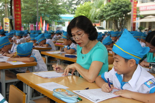 Phần tham gia của giáo viên có 2 bài viết: Bài viết trên giấy (60 phút): kiểm tra về phương pháp dạy tập viết các lớp bậc tiểu học hoặc kinh nghiệm rèn chữ viết cho học sinh và trình bày một bài văn (thơ) theo yêu cầu. Bài viết trên bảng (5 phút): chép một đoạn văn hoặc thơ theo yêu cầu của ban tổ chức. Phần tham gia của giáo viên có 2 bài viết: Bài viết trên giấy (60 phút): kiểm tra về phương pháp dạy tập viết các lớp bậc tiểu học hoặc kinh nghiệm rèn chữ viết cho học sinh và trình bày một bài văn (thơ) theo yêu cầu. Bài viết trên bảng (5 phút): chép một đoạn văn hoặc thơ theo yêu cầu của ban tổ chức.