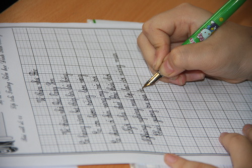 Đây là bài trình bày có nét chữ rất đẹp của một học sinh. Các em đã chuẩn bị chu đáo bút rèn chữ đẹp.Đề yêu cầu các em trình bày bài thơ: Về thăm nhà Bác Về thăm nhà Bác, làng Sen Có hàng râm bụt thắp lên lửa hồng Có con bướm trắng lượn vòng Có chùm ổi chín vàng ong sắc trời. Ngôi nhà thuở Bác thiếu thời Nghiêng nghiêng mái lợp bao đời nắng mưa Chiếc giường tre quá đơn sơ Võng gai ru mát những trưa nắng hè. Làng Sen như mọi làng quê Ngôi nhà lẫn với hàng tre bóng tròn. Kìa hàng hoa đỏ màu son, Kìa con bướm trắng chập chờn như mơ. Đây là bài trình bày có nét chữ rất đẹp của một học sinh. Các em đã chuẩn bị chu đáo bút rèn chữ đẹp.Đề yêu cầu các em trình bày bài thơ: Về thăm nhà Bác Về thăm nhà Bác, làng Sen Có hàng râm bụt thắp lên lửa hồng Có con bướm trắng lượn vòng Có chùm ổi chín vàng ong sắc trời. Ngôi nhà thuở Bác thiếu thời Nghiêng nghiêng mái lợp bao đời nắng mưa Chiếc giường tre quá đơn sơ Võng gai ru mát những trưa nắng hè. Làng Sen như mọi làng quê Ngôi nhà lẫn với hàng tre bóng tròn. Kìa hàng hoa đỏ màu son, Kìa con bướm trắng chập chờn như mơ.