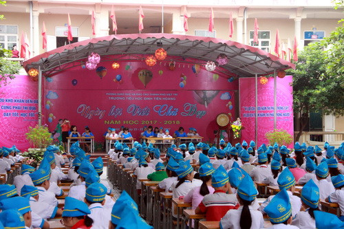 Theo cô Nguyễn Thị Minh Thịnh – Hiệu trưởng, hoạt động này thực sự là Ngày hội để phát triển phong trào Vở sạch - Chữ đẹp ở tất cả các lớp trong nhà trường; tạo điều kiện cho tất cả học sinh được tham gia ngày hội để vui chơi và thể hiện kĩ năng tập viết. Theo cô Nguyễn Thị Minh Thịnh – Hiệu trưởng, hoạt động này thực sự là Ngày hội để phát triển phong trào Vở sạch - Chữ đẹp ở tất cả các lớp trong nhà trường; tạo điều kiện cho tất cả học sinh được tham gia ngày hội để vui chơi và thể hiện kĩ năng tập viết.