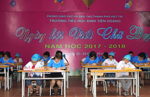 Các em học sinh đại diện cho khối lớp cùng cô giáo trong phần trình bày phía trên Các em học sinh đại diện cho khối lớp cùng cô giáo trong phần trình bày phía trên