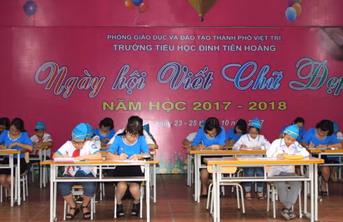 Các em học sinh đại diện cho khối lớp cùng cô giáo trong phần trình bày phía trên