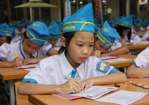 Học sinh rèn luyện kĩ năng viết đúng: Đúng tư thế ngồi, đúng thao tác viết như cầm bút, đặt bút, rê bút, nối nét để hình thành con chữ, hình thành từng câu và bài viết (sản phẩm trong ngày hội của các em); hình thành kỹ năng viết đẹp cho những học sinh có năng khiếu, có khả năng sáng tạo. Học sinh rèn luyện kĩ năng viết đúng: Đúng tư thế ngồi, đúng thao tác viết như cầm bút, đặt bút, rê bút, nối nét để hình thành con chữ, hình thành từng câu và bài viết (sản phẩm trong ngày hội của các em); hình thành kỹ năng viết đẹp cho những học sinh có năng khiếu, có khả năng sáng tạo.