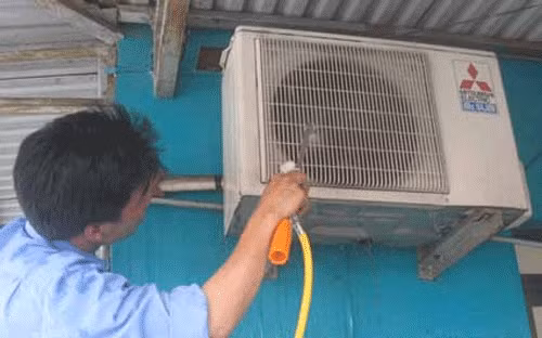 Cục nóng điều hòa cần được bảo dưỡng định kỳ.