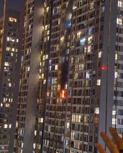 Người dân chụp lại ảnh vụ cháy cục nóng điều hòa tại khu đô thị Times City Park Hill ở quận Hoàng Mai, Hà Nội. Ảnh: IT.