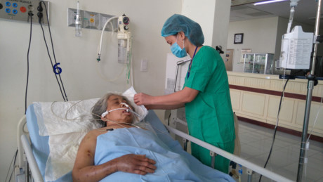 Cụ bà bị ong đốt 200 mũi Cu ba bi ong dot 200 mui
