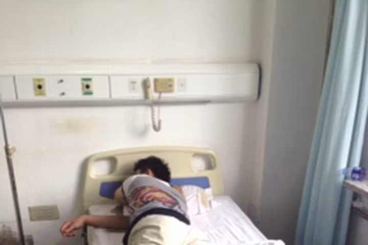 Chờ vợ đẻ, chồng bị cắt trĩ nhầm