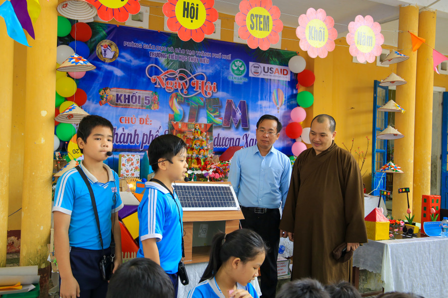 Các em học sinh khối 5 thuyết trình về các sản phẩm của mình tại ngày hội.