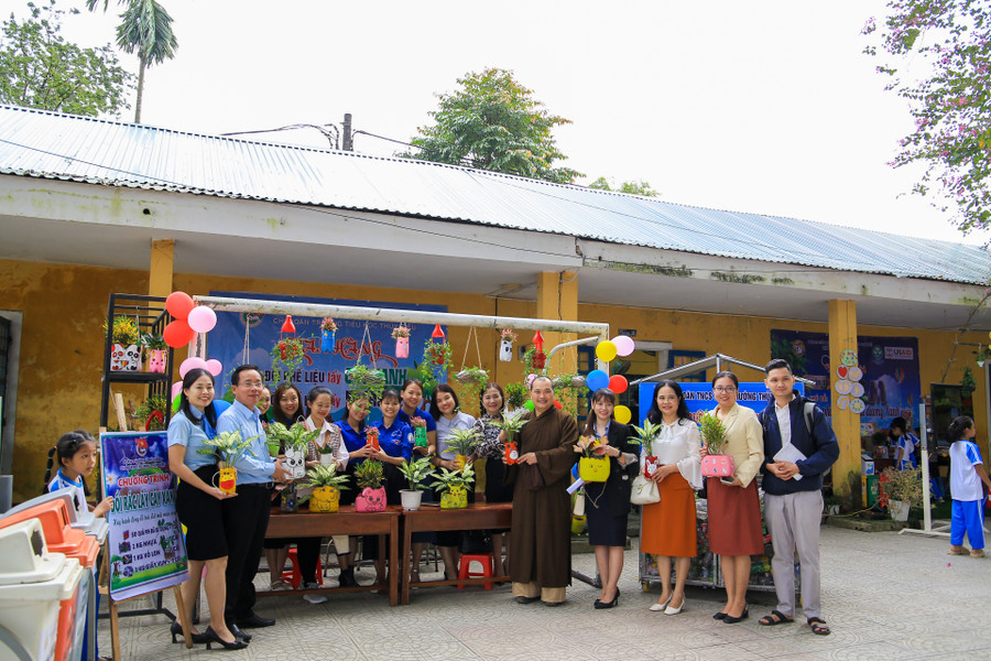 Đại biểu cùng các thầy, cô giáo tham quan gian hàng chậu cây xanh thân thiện với môi trường. Được biết, đây là chương trình đổi rác lấy cây xanh do nhà trường tổ chức để nâng cao ý thức bảo vệ môi trường cho học sinh.