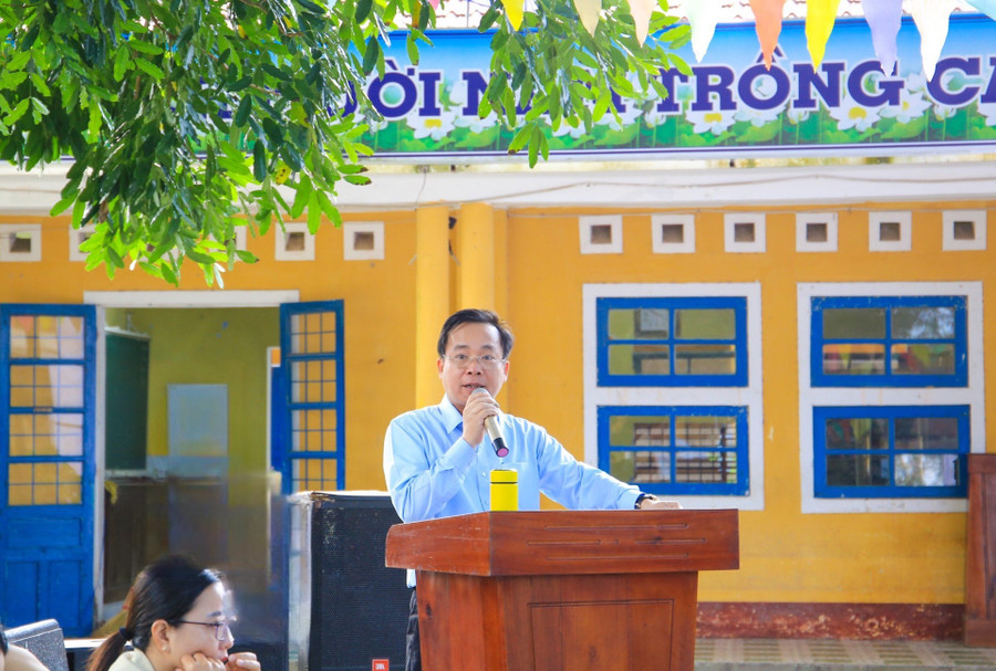 Thầy Dương Hồng Thắng – Hiệu trưởng Trường Tiểu học Thủy Biều phát biểu tại ngày hội.