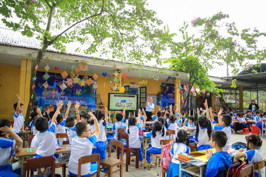 Các em rất hào hứng tham gia tại ngày hội STEM.