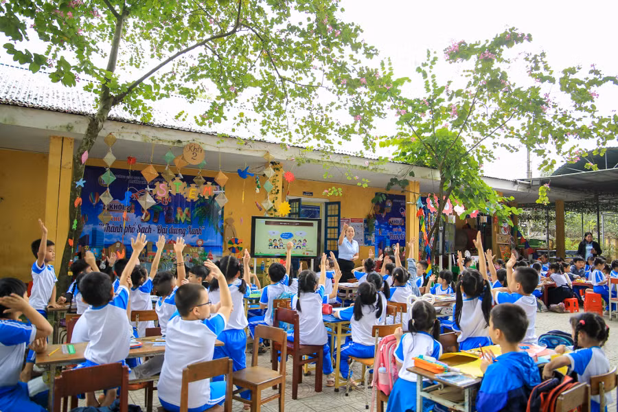 Các em rất hào hứng tham gia tại ngày hội STEM.