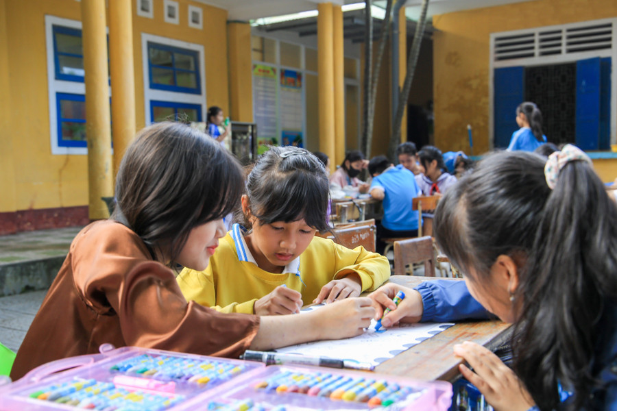 Học sinh trải nghiệm vẽ tranh tại ngày hội STEM.