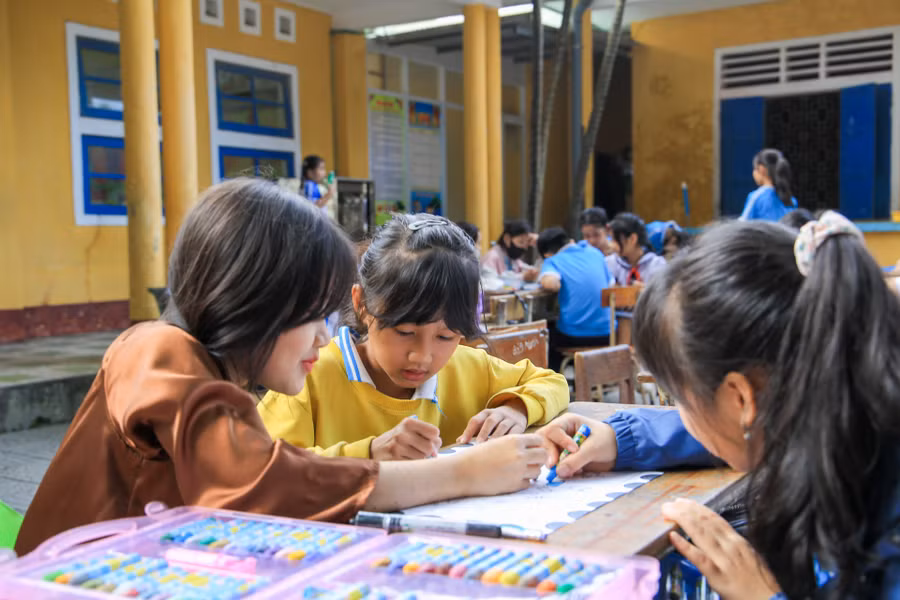 Học sinh trải nghiệm vẽ tranh tại ngày hội STEM.