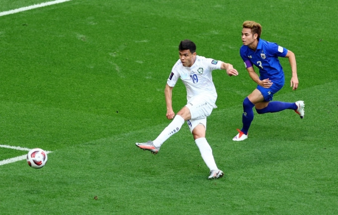 Azizbek Turgunboev (trắng) mở tỷ số, góp phần giúp Uzbekistan đánh bại Thái Lan 2-1 để vào tứ kết Asian Cup 2023. Azizbek Turgunboev (trắng) mở tỷ số, góp phần giúp Uzbekistan đánh bại Thái Lan 2-1 để vào tứ kết Asian Cup 2023.