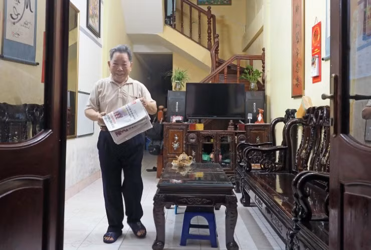 Ông Nguyễn Văn Tích duy trì việc dán báo ở bảng tin hàng ngày.