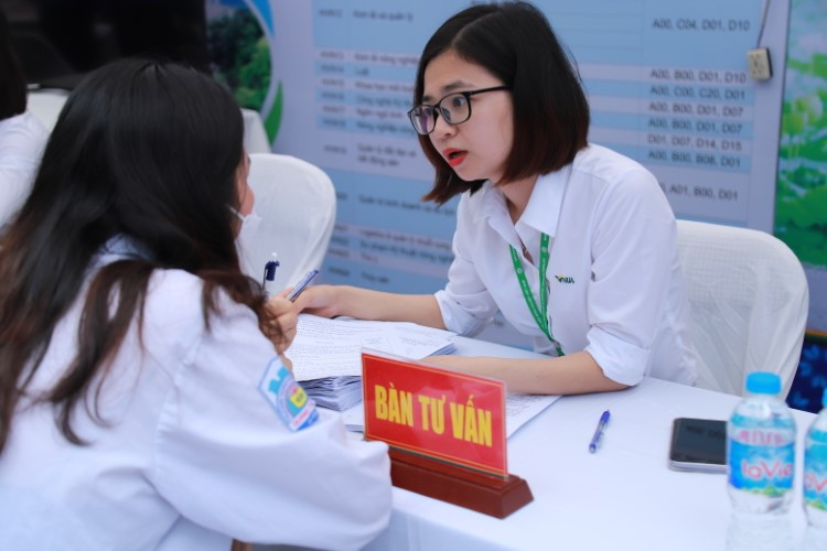 Thí sinh tham dự Ngày hội tư vấn tuyển sinh, hướng nghiệp năm 2022. Ảnh: TG