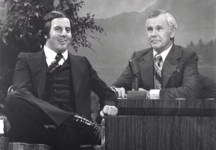 Frank (trái) xuất hiện trên sóng truyền hình Mỹ.