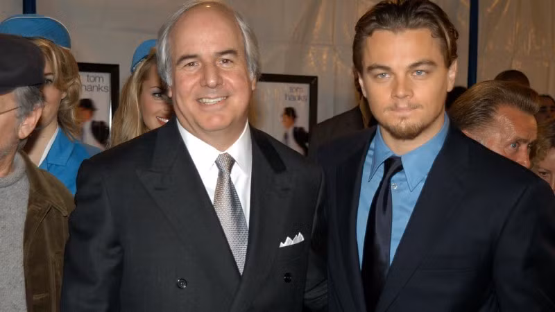 Frank (trái) chụp ảnh cùng tài tử Leonardo Di Caprio, diễn viên thủ vai mình trong phim “Bắt tôi nếu có thể”.