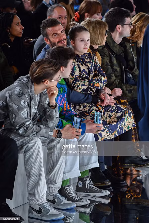 Con gái 8 tuổi của David Beckham lại gây sốt trong show diễn thời trang của mẹ - Ảnh 3.