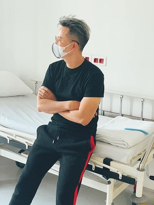 Ca sĩ Hoàng Bách triệt sản sau 3 lần có con Hoàng Bách triệt sản sau 3 lần có con vì thương vợ mang nặng đẻ đau