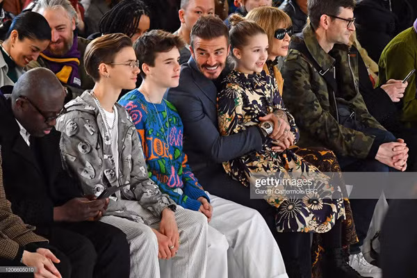 Con gái 8 tuổi của David Beckham lại gây sốt trong show diễn thời trang của mẹ - Ảnh 1.