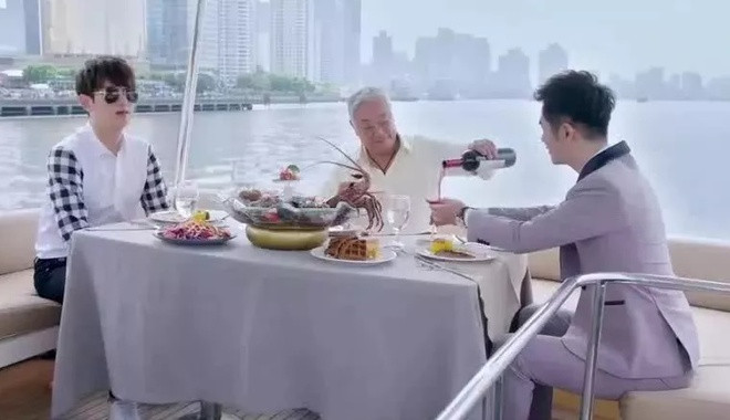 Bữa ăn của giới thượng lưu trong phim truyền hình Hoa ngữ cũng bị chê lỗi thời, đi sau thời đại khi phim nào cũng quay đi ngoảnh lại với tôm hùm, bít tết, rượu vang và ngồi thưởng thức trên chiếc du thuyền cỡ nhỏ trên sông. Trong tác phẩm được lên sóng cách đây 11 năm của TVB là The Gem of Life du thuyền, xế hộp hạng sang, các cuộc đua ngựa, thuyền buồm, các buổi tiệc từ thiện và triển lãm nghệ thuật đã xuất hiện trên tivi, vì vậy nhiều người nhận xét so với quá khứ, các bộ phim về cuộc sống của những ở trên đỉnh xã hội hiện tại được nhà sản xuất phản ánh thiếu chân thực, thiếu đầu tư và thậm chí biến người giàu trở nên lố bịch trong mắt công chúng. Phim Trung Quoc mieu ta meo mo cuoc song gioi nha giau nhu the nao? hinh anh 10 206.jpg