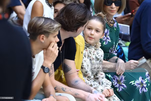Con gái 8 tuổi của David Beckham lại gây sốt trong show diễn thời trang của mẹ - Ảnh 5.