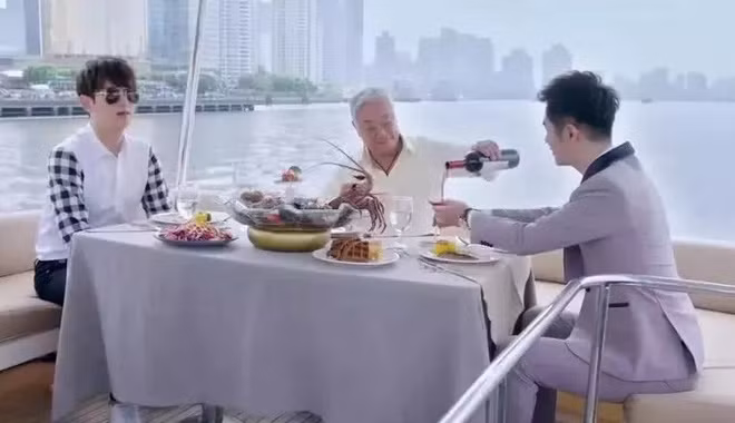Bữa ăn của giới thượng lưu trong phim truyền hình Hoa ngữ cũng bị chê lỗi thời, đi sau thời đại khi phim nào cũng quay đi ngoảnh lại với tôm hùm, bít tết, rượu vang và ngồi thưởng thức trên chiếc du thuyền cỡ nhỏ trên sông. Trong tác phẩm được lên sóng cách đây 11 năm của TVB là The Gem of Life du thuyền, xế hộp hạng sang, các cuộc đua ngựa, thuyền buồm, các buổi tiệc từ thiện và triển lãm nghệ thuật đã xuất hiện trên tivi, vì vậy nhiều người nhận xét so với quá khứ, các bộ phim về cuộc sống của những ở trên đỉnh xã hội hiện tại được nhà sản xuất phản ánh thiếu chân thực, thiếu đầu tư và thậm chí biến người giàu trở nên lố bịch trong mắt công chúng. Phim Trung Quoc mieu ta meo mo cuoc song gioi nha giau nhu the nao? hinh anh 10 206.jpg
