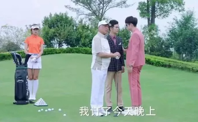 Đi đánh golf nhưng diễn viên của Love of Aurora vẫn diện suit lịch sự. Phim Trung Quoc mieu ta meo mo cuoc song gioi nha giau nhu the nao? hinh anh 8 202.jpg