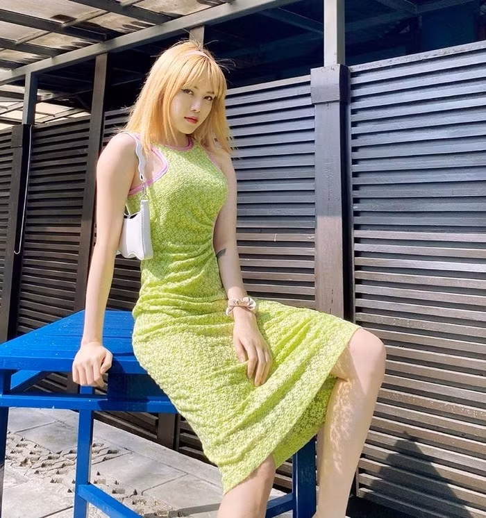 Phương Mỹ Chi lên đồ sành điệu chẳng kém fashionista - Thiều Bảo Trâm lăng-xê sắc xanh neon chói chang