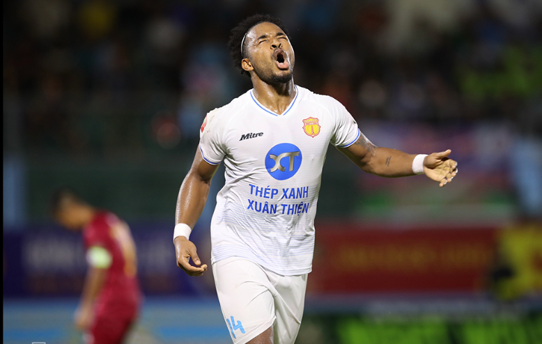 Tiền đạo Rafaelson hai lần liên tiếp giành giải cầu thủ xuất sắc nhất tháng của V.League 2023-2024. Tiền đạo Rafaelson hai lần liên tiếp giành giải cầu thủ xuất sắc nhất tháng của V.League 2023-2024.
