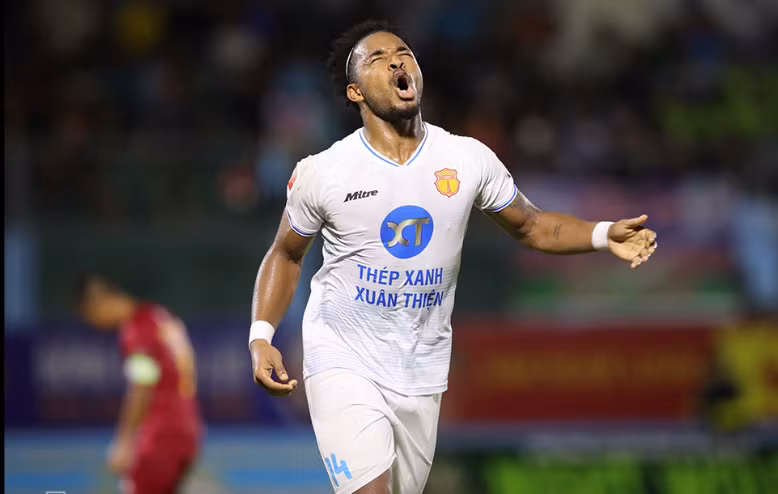 Tiền đạo Rafaelson hai lần liên tiếp giành giải cầu thủ xuất sắc nhất tháng của V.League 2023-2024.