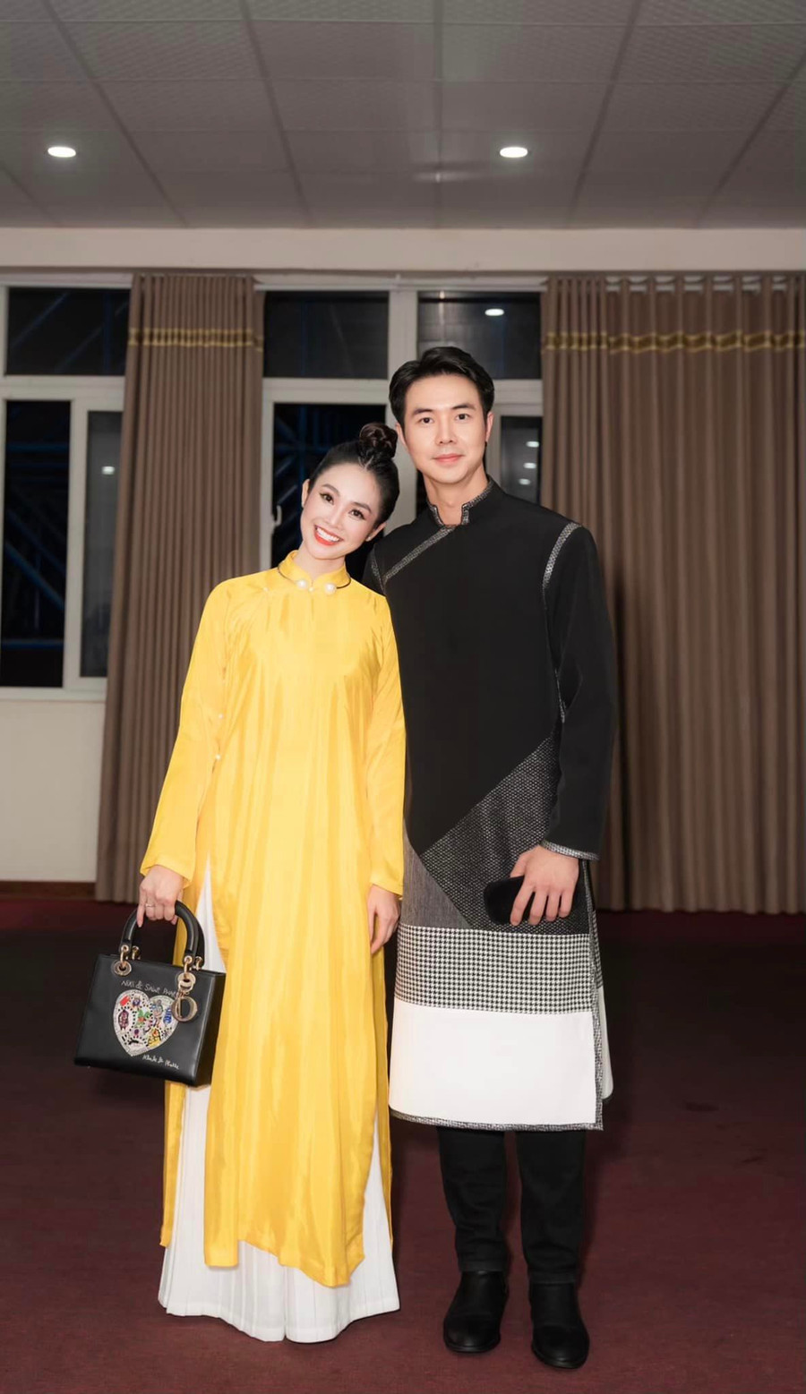 Diễn viên Phùng Đức Hiếu và vợ - MC Thùy Linh. Diễn viên Phùng Đức Hiếu và vợ - MC Thùy Linh.