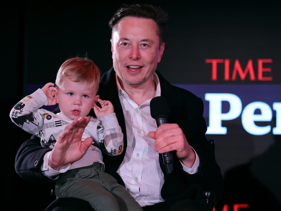 Elon Musk chụp ảnh cùng con trai.