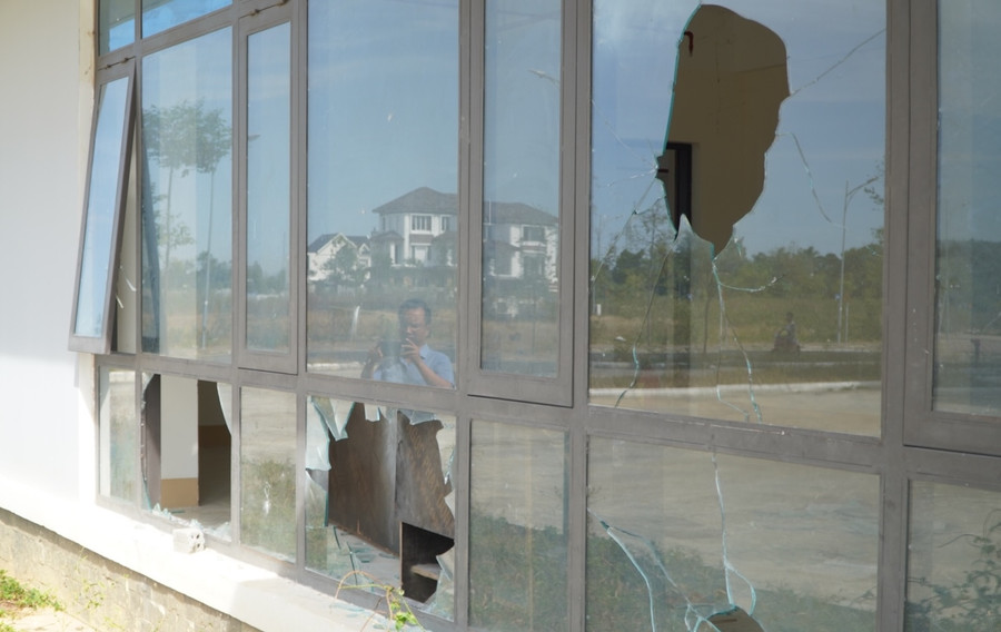 Mặc dù chưa có người ở nhưng một số cửa kính đã bị đập bể. Ảnh: Dung Nguyễn Mặc dù chưa có người ở nhưng một số cửa kính đã bị đập bể. Ảnh: Dung Nguyễn