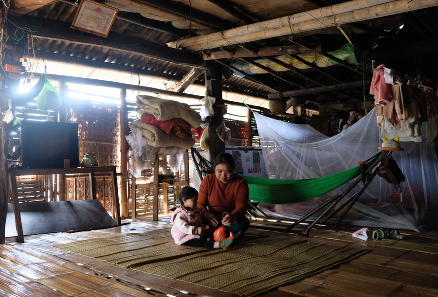 Căn nhà sàn xây hàng chục năm chỉ chực sập của gia đình anh Phạm Văn Cảnh. (xã Kiên Thọ, huyện Ngọc Lặc)