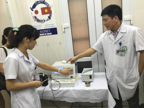 Ngoáy tai bằng tăm bông, sự nguy hiểm ít người biết - Ảnh 1 Ngoay tai bang tam bong, su nguy hiem it nguoi biet - Anh 1