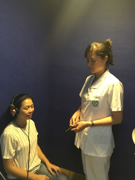 Ngoáy tai bằng tăm bông, sự nguy hiểm ít người biết - Ảnh 2 Ngoay tai bang tam bong, su nguy hiem it nguoi biet - Anh 2