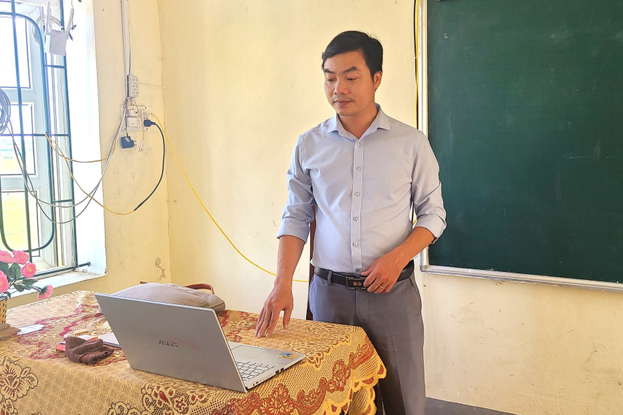 Thầy Hòa luôn tìm tòi các phương pháp để truyền đạt kiến thức tốt nhất cho học trò. (Ảnh: T.H)