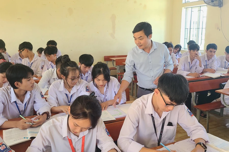 Với nhiệt huyết của mình, thầy Hòa đã giúp học trò vùng thuần nông đạt nhiều thành tích đáng ngưỡng mộ trong học tập. (Ảnh: T.H)