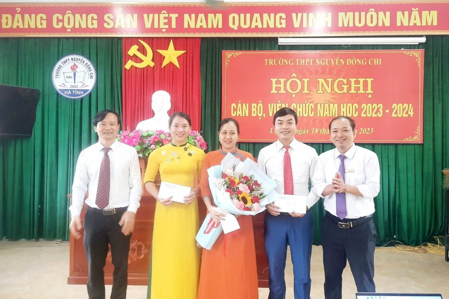 Với nỗ lực cống hiến của mình, thầy Hòa luôn được các cấp ngành ghi nhận.