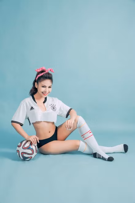 A hau Hoang Yen My khoe dang ngoc co vu doi tuyen Duc - Anh 7